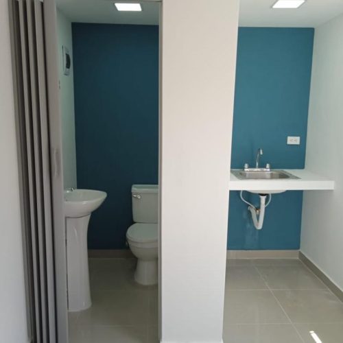 Contenedor oficina 20 pies con baño y cocina 16